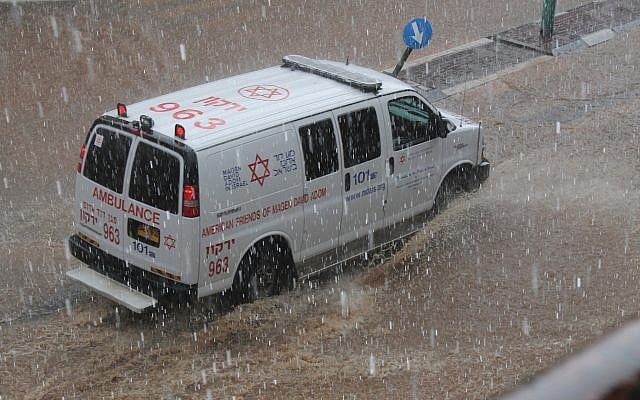 Ambulan Israel di tengah terjangan hujan deras. Foto: Times of Israel