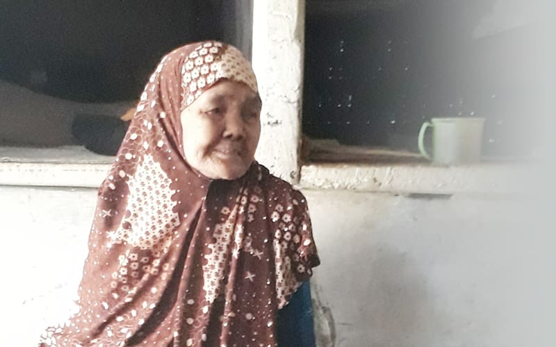 Ibu Tua yang Duduk Menangis di Tangga 3 ibu tua
