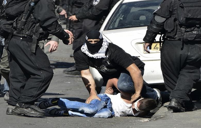 Tentara Israel menangkap anak Palestina. Foto: Palestine Chronicle