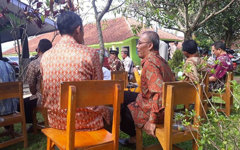 4 Adab Bertakziah 2 Adab Berdebat, Ayat Al-Quran tentang Musyawarah, Hukum Resepsi Pernikahan dengan Menutup Jalan, Hukum Menghadiri Pernikahan tanpa Diundang, Adab Bertakziah