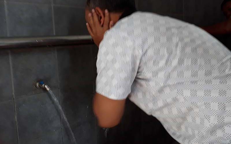 Hukum Berwudhu di Kamar Mandi 3 Mengusap Leher Ketika Wudhu, Adab wudhu di kamar mandi