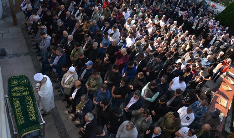 Muslim tengah melakukan shalat mayit. Foto: Shabestan