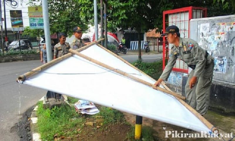 Sejumlah petugas Satuan Polisi Pamong Praja Kota Bogor menertibkan reklame bakal calon peserta Pemilihan Kepala Daerah beberapa waktu lalu. Foto: Pikiran Rakyat