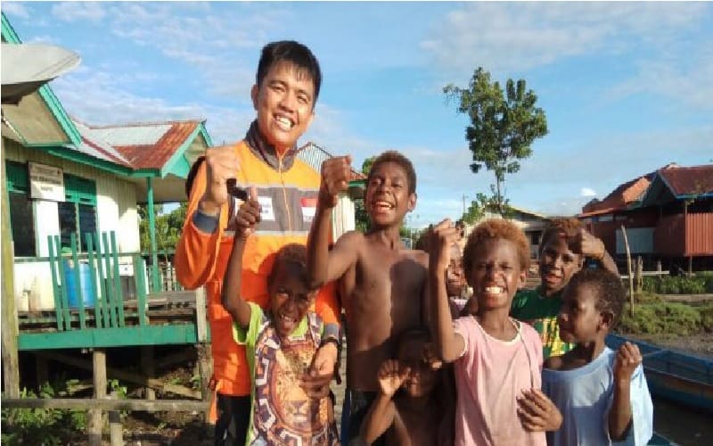 Relawan Rumah Zakat bersama anak-anak PApua. Foto: Ahad