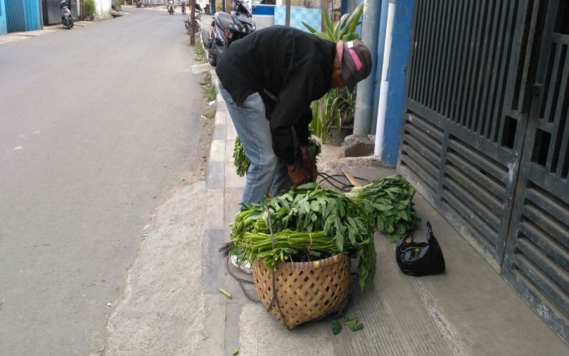 Abah Ato pedagang sayur keliling di Cimahi. Foto: Saifal/Islampos