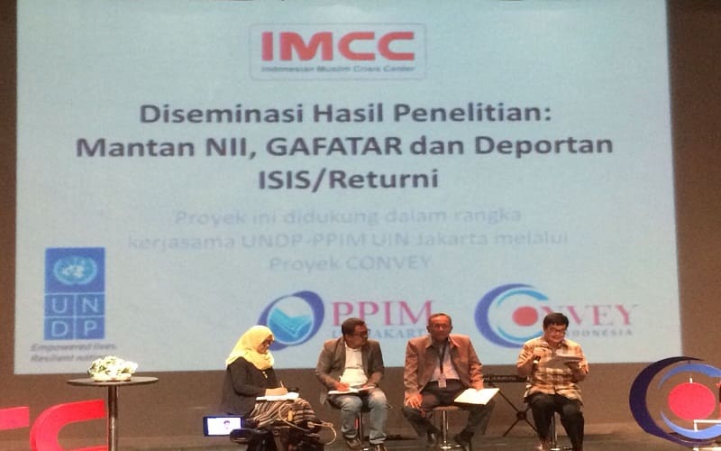 Diseminasi Hasil Penelitian Indonesia Muslim Crisis Center (IMCC) terhadap mantan NII GAFATAR deportan ISIS Returni di Komunitas Salihara, Jalan Salihara Jati Padang, Pasar Minggu Jakarta Selatan, Senin (19/2). Foto: Rhio/Islampos.