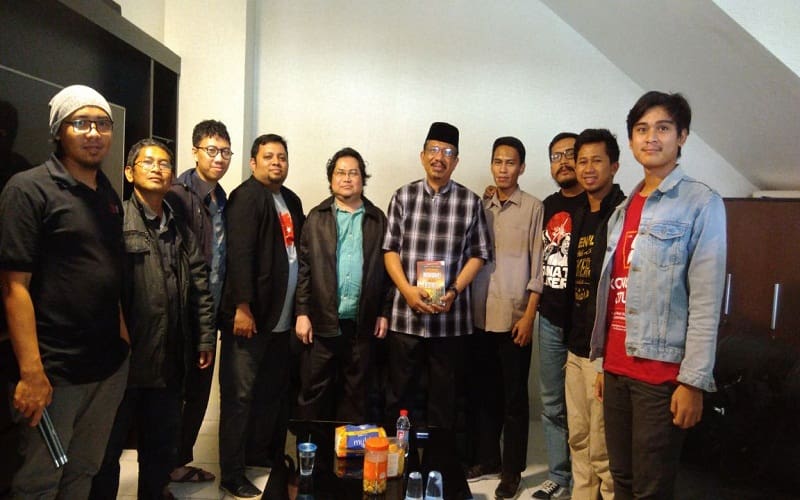 Jurnalis Islam Bersatu (JITU) bersilaturahmi dengan Tokoh Jawa Barat yang juga Ketua Forum Ulama Umat Indonesia (FUUI) KH. Athian Ali M Dai di Kantor Masjid Al-Fajr Kota Bandung, Jawa Barat, Ahad (4/2/2018). Foto: Istimewa