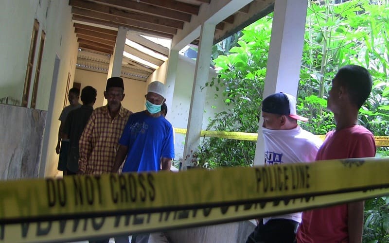 Suasana rumah Rebecca Leoni Wakanno (58) yang ditemukan tinggal tulang belulang oleh warga, Rabu (7/2/2018). Foto: Saifal