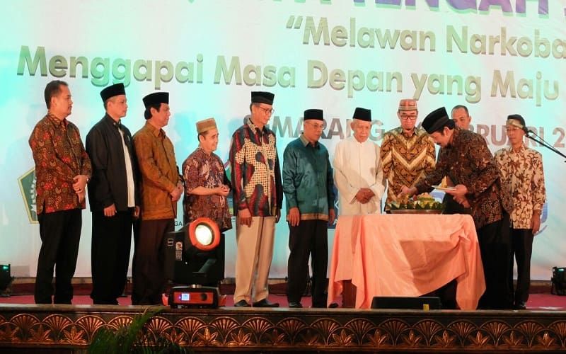 Peresmian MAJT TV yang ditandai dengan pemotongan tumpeng oleh DR KH Noor Achmad MA selaku Ketua DPP MAJT kepada Direktur MAJT TV, Dr Guruh Fajar Shidik S.Kom.,M.Cs merupakan hasil Kerjasama MAJT dengan Udinus dan TVKU Semarang, Rabu (14/2/2018). Foto: Chandra/Istimewa.
