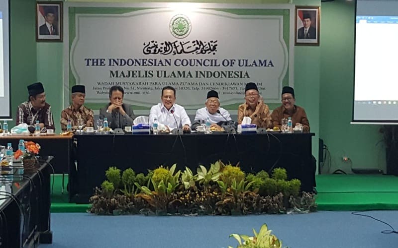 Ketua DPR RI Bambang Soesatyo (tengah) dalam pertemuan dengan Pengurus MUI di Gedung Pusat MUI Selasa, (06/02/18). Foto: Tommy/Islampos