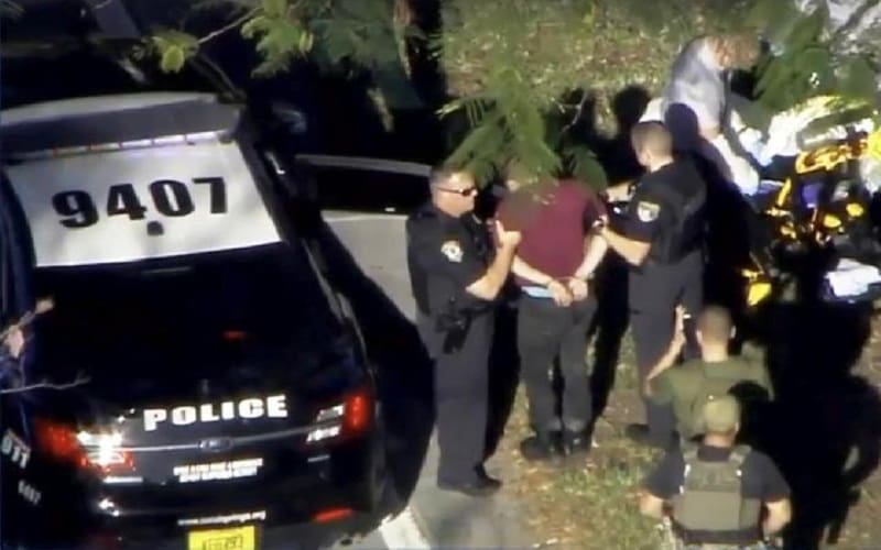 Polisi menangkap seorang lelaki yang diduga terkait dengan penembakan di sekolah menengah umum, Marjory Stoneman Douglas High School, Florida, Amerika Serikat, yang menewaskan sekitar 17 orang, Rabu, (14/2/2018). Foto: WSVN via REUTERS.