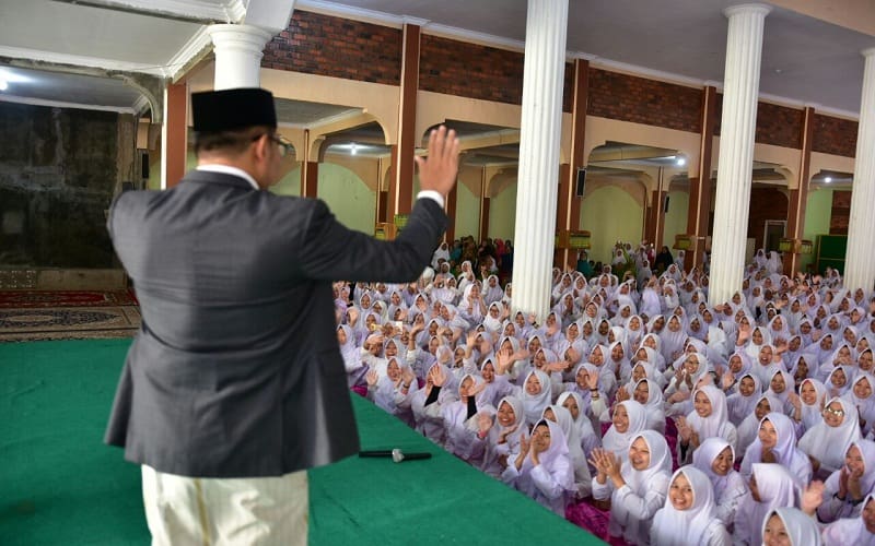 Calon Gubernur Jawa Barat Ridwan Kamil berkunjung ke Ponpes Alhikmussalafiyah, Desa Cipulus, Wanayasa, Purwakarta, Kamis, (15/2/2018). Foto: Istimewa.