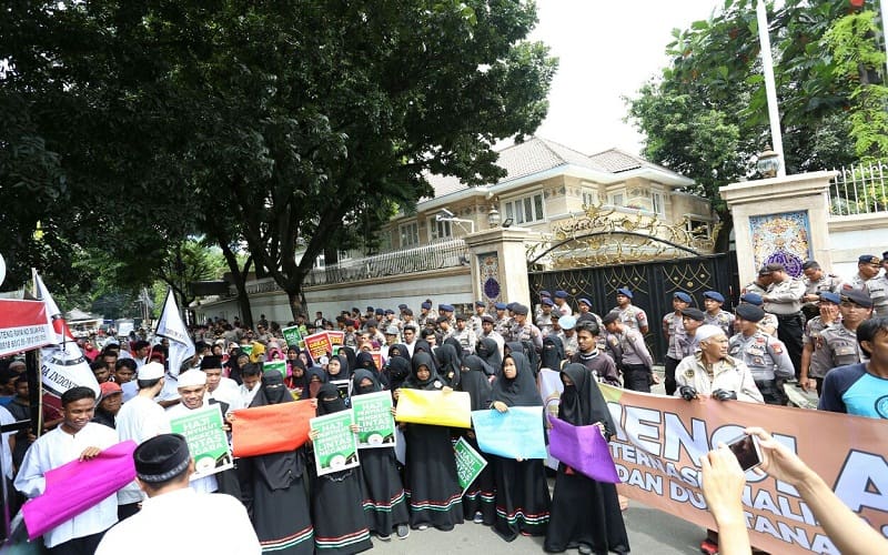 Aliansi Pecinta Haromain gelar unjuk rasa di depan Kedubes Iran tolak internasionalisasi ibadah haji dan umroh, Senin (19/2/2018). Foto: Rhio/Islampos.