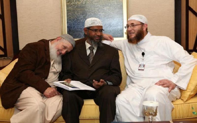 Syeikh Yusuf Estes (Kiri) Foto: Google