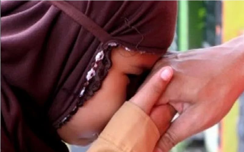 hukum mencium tangan