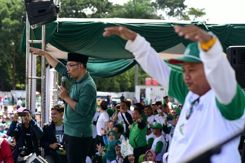 Pasangan Ridwan Kamil-Uu Ruzhanul Ulum berpidato di depan kader PPP Kota Bandung, Ahad (11/2/2018). Foto: Rhio/Islampos