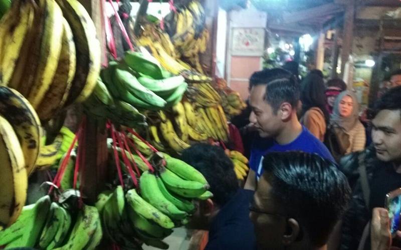 Agus Harimurti Yudhoyono di Pasar Antri Cimahi, Bandung. Foto: Saifal/Islampos.
