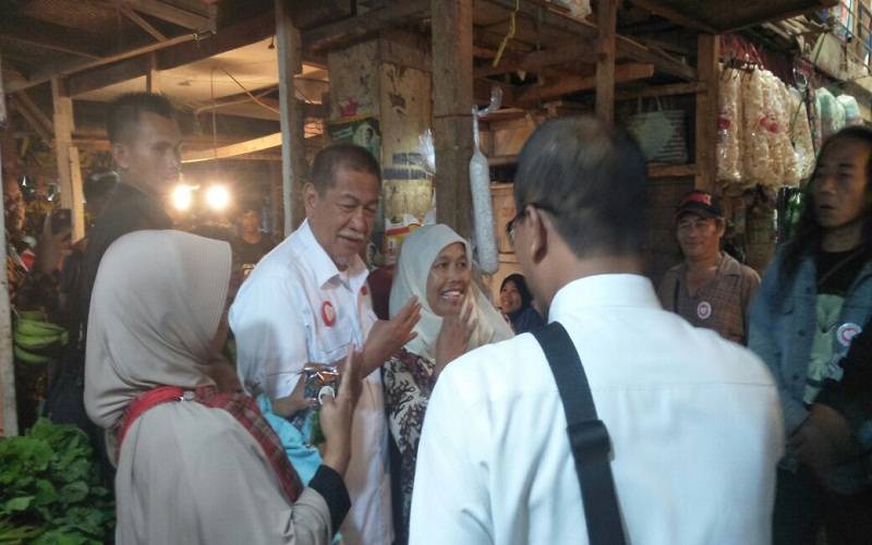 Calon Gubernur Jawa Barat blusukan ke Pasar Antri Kota Cimahi, Jumat (23/3/18). Foto: Saifal/Islampos.