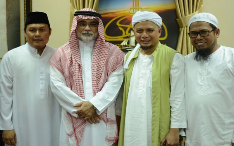 Duta Besar Arab Saudi untuk Indonesia Osama bin Mohammed Abdullah Al Shuaibi dan Ustaz Arifin Ilham. Foto: Syah/INA