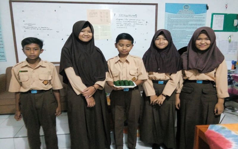 Foto : Fuja Nurbayanti (paling kanan) korban bencana tanah longsor di Kampung Bonjot RT 03/11, Desa Buninagara, Kecamatan Sindangkerta, Kabupaten Bandung Barat (KBB), saat berfoto dengan teman-temannya dihari terakhir korban sekolah pada Sabtu (3/3/2018). (Foto Istimewa)