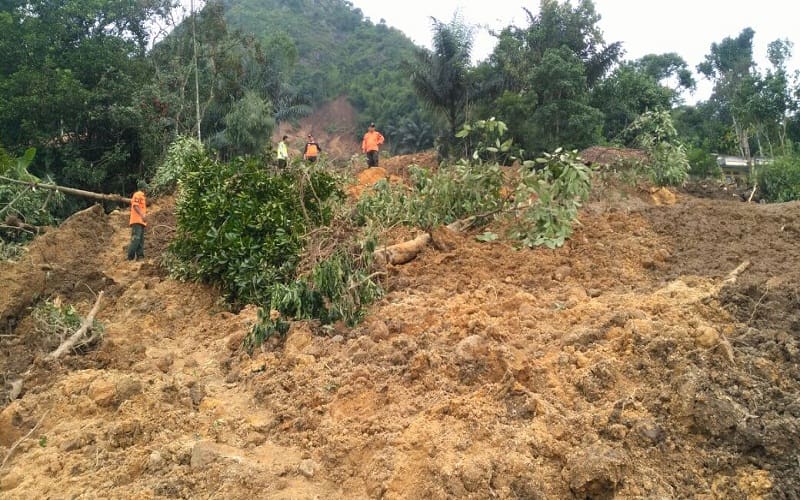 Longsoran Gunung Bonjot di Bandung Barat. Foto: Saifal.