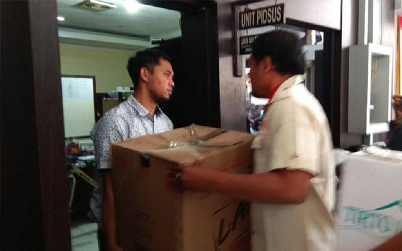 Kardus berisi uang mainan yang diamankan Mapolres Tulungagung  dari Mujiono yang sebelumnya akan disetorkan ke BCA Tulungagung. Foto: Tulungagung Times.