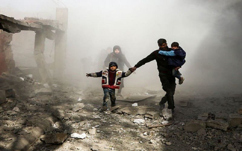 Warga Ghouta Timur, Suriah, menyelamatkan diri dari serangan militer. Foto: The Expres Tribune.