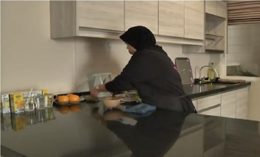 ibu rumah tangga di dapur