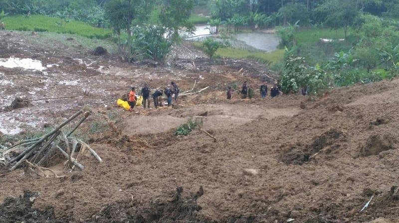 Bencana tanah longsor Gunung Bonjot di Desa Budinagara Kecamatan Sindangkerta Bandung Barat yang terjadi pada Senin (5/3/2018). Foto: Saifal/Islampos