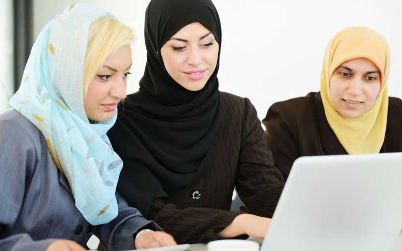 Hukum Perempuan Bekerja Bersama Laki-laki