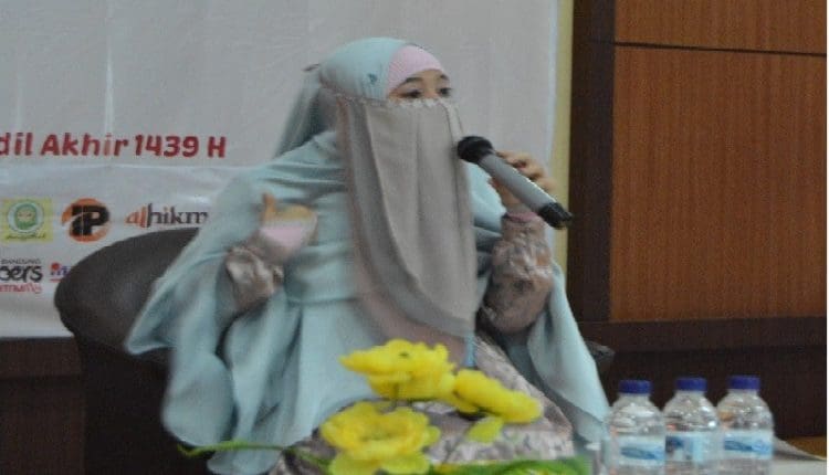 Inilah Artis Indonesia yang Kini Mantap Bercadar 4 Inilah Artis Indonesia yang Kini Mantap Bercadar 3
