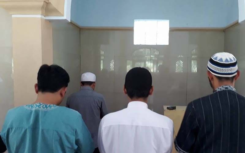 Memejamkan Mata ketika Shalat