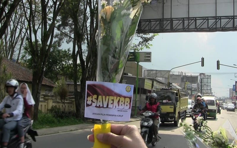 Aksi tebar bunga save KBB. Foto: Saifal/Islampos