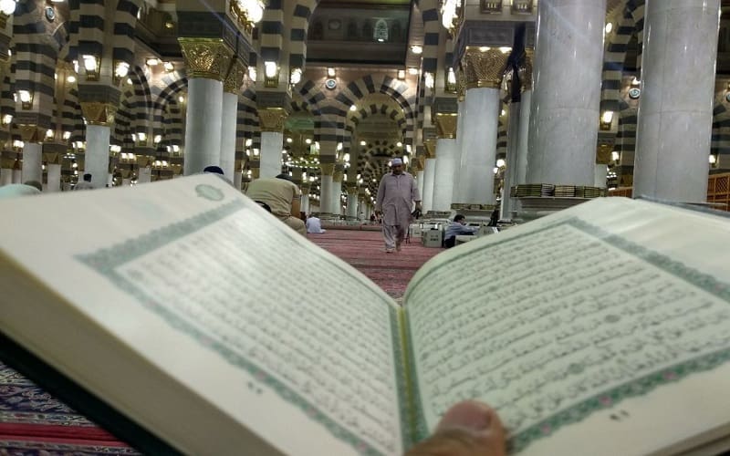 baca alquran di dekat yang shalat