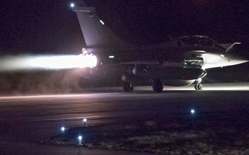Sebuah pesawat tempur koalisi AS, Inggris dan Prancis tengah bersiap take off  untuk menyerang lokasi senjata kimia Suriah. Foto: French Military/Twitter
