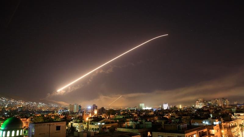 Serangan udara nampak terlihat di langit Damaskus yang dilakukan Amerika beserta Sekutu menargetkan sejumlah titik yang diduga sebagai senjata kima Suriah. Foto: AP Photo