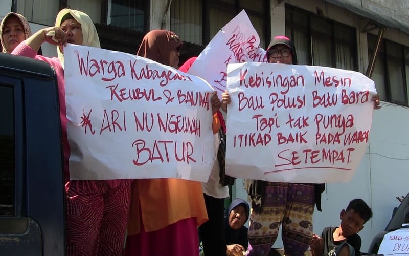 Puluhan warga Cibodas Campaka, Leuwigajah, Cimahi Selatan, Kota Cimahi melakukan aksi unjuk rasa di sejumlah pabrik di Leuwigajah yang diduga telah mencemarkan lingkungan dari limbah industri. Foto: Saifal/Islampos