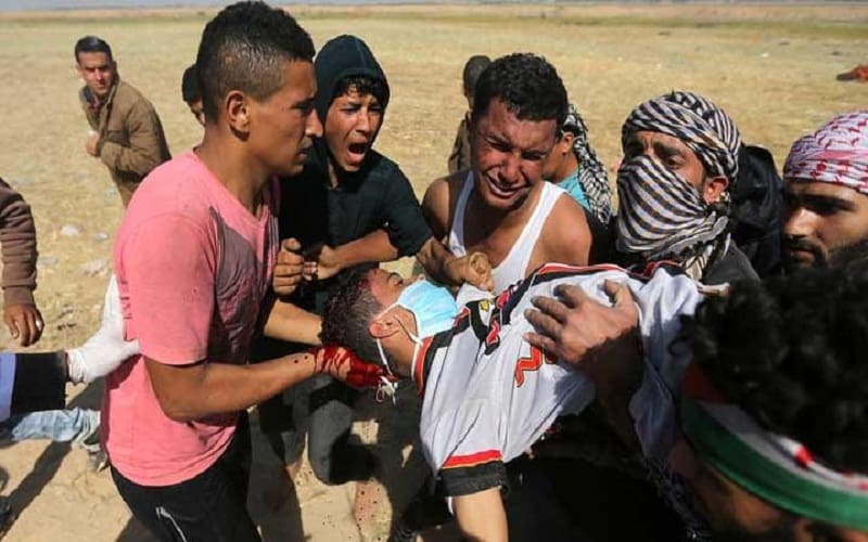 Seorang warga Palestina yang menjadi korban penembakan kekerasan pada aksi unjuk rasa di Gaza, Jumat (30/3/2018). Foto: Reuters