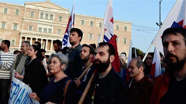 Warga Yunani gelar aksi demo di depan kedubes AS. Foto: PressTV