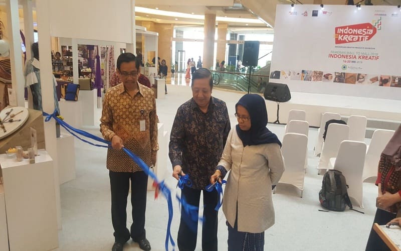 Dirjen Perdagangan Dalam Negeri  Tjahja Widayanti membuka pameran di Grand Atrium Mal Kota Kasablanka Jakarta Selatan, Kamis (17/5/2018). Foto: Rhio/Islampos