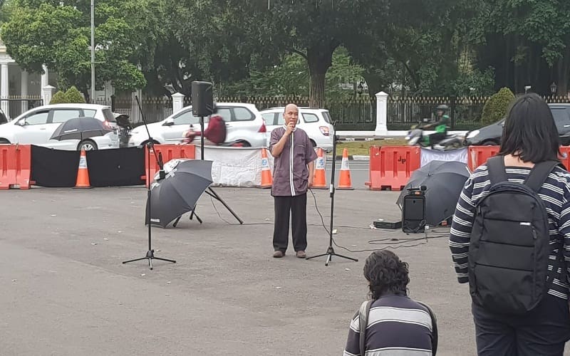 Sekretaris PP Pemuda Muhammadiyah Ustadz Zulhidayat memimpin pembacaan doa saat refleksi didepan Istana, Kamis (17/5/2018). Foto: Rhio/Islampos
