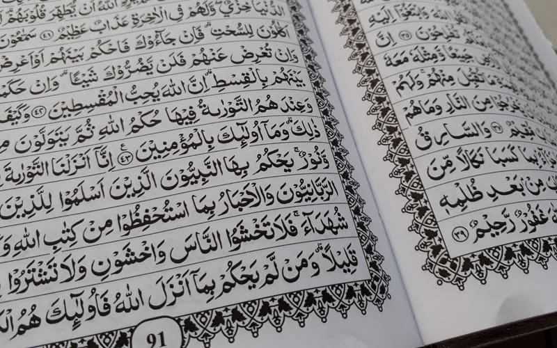 Beberapa pemberontak memasuki ruangan Utsman, tapi mereka tidak berani membunuh Khalifah.