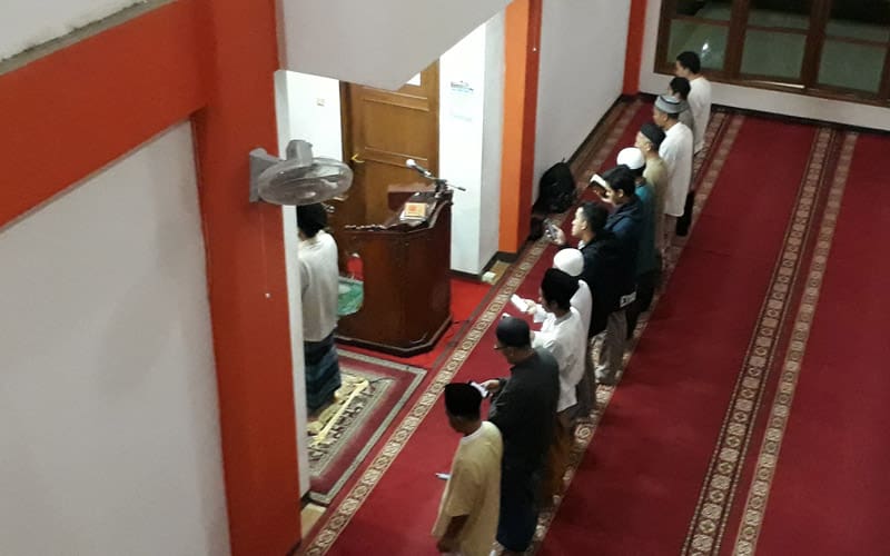 Merapatkan dan Meluruskan Shaf