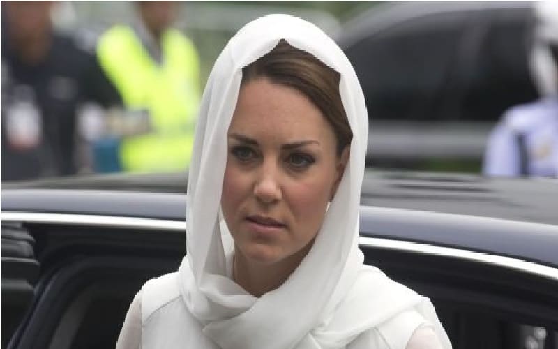 Kate Middleton memakai hijab saat kunjungan ke Malaysia. Foto: Hijab