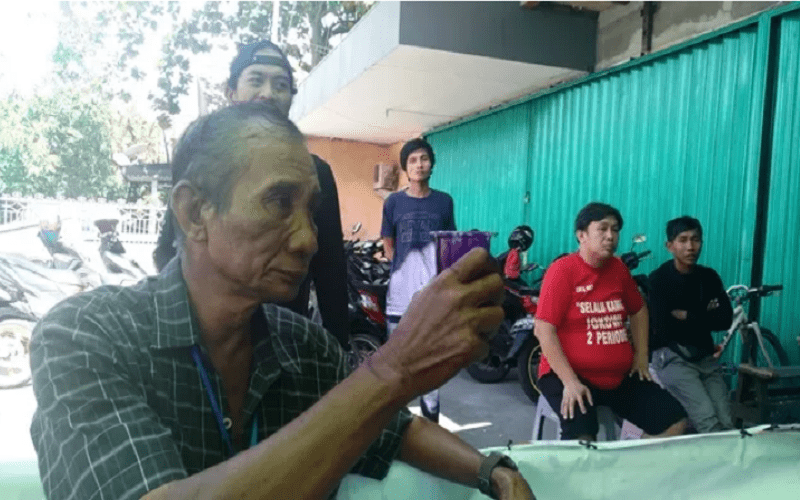 Mustafa, linmas yang minum tinta sidik jari di TPS 01 Kelurahan Sungai Jawi Luar, Pontianak Barat, Kalimantan Barat. Foto: Okezone