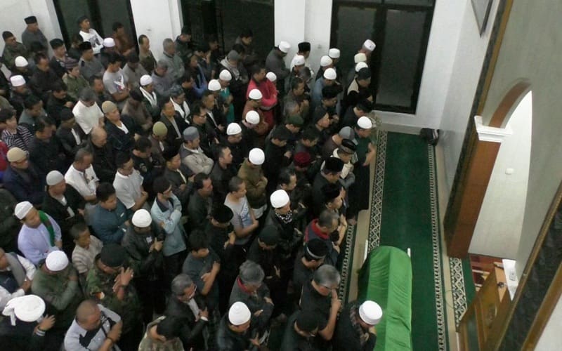 Prosesi Shalat Jenazah Almarhum Ustadz Harry Moekti Di Komplek Pemda, Padasuka, Kota Cimahi, Jawa Barat. Foto: Saifal/Islampos