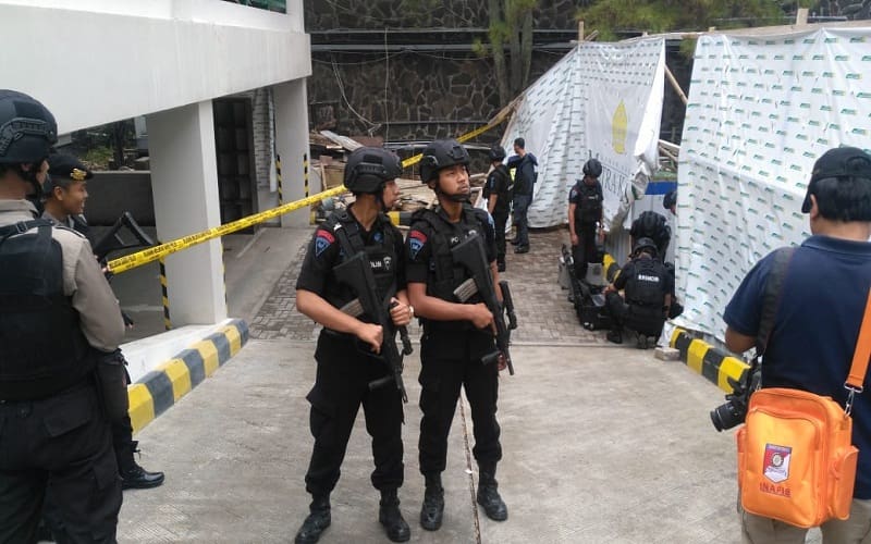 Satreskrim Polres Cimahi mengamankan tas koper mencurigakan di di kantin Rumah Sakit (RS) Mitra Kasih, di Jalan Raya Cibabat, Kota Cimahi, Senin, (25/6/18). Foto: Saifal/Islampos