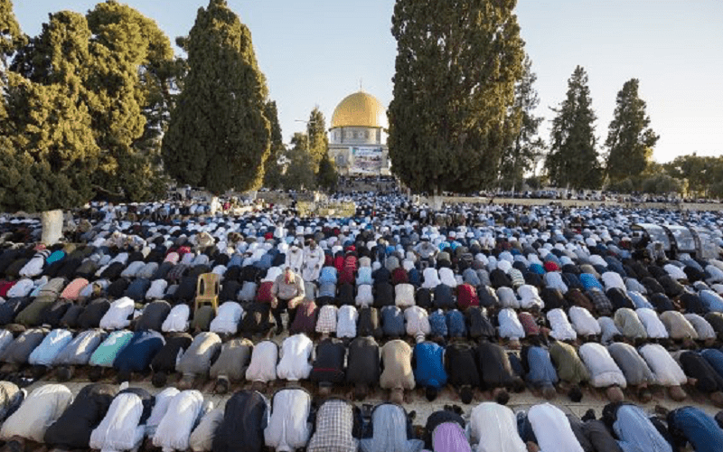 Lebih dari 100 ribu Muslim Palestina menunaikan shalat Idul Fitri di Masjid Al-Aqsha, Jumat (15/6/2018). Foto: World Bulletin
