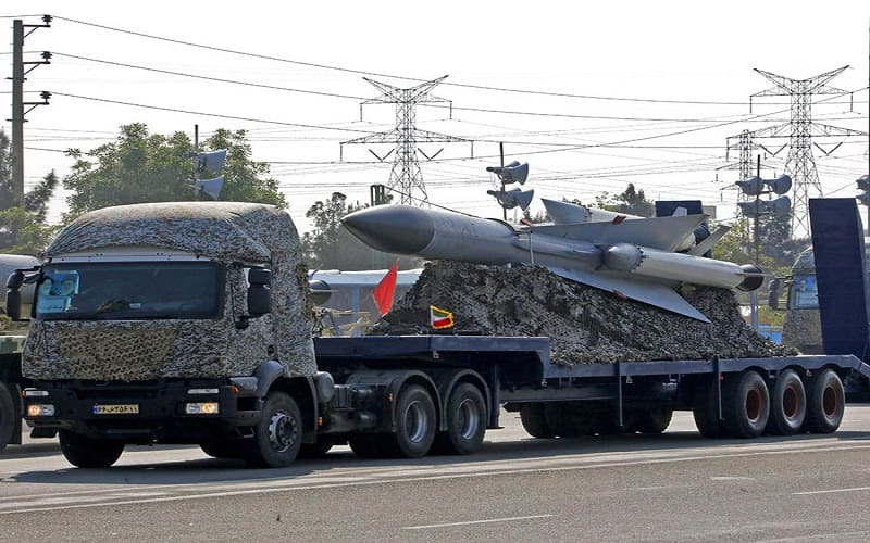 Sebuah truk militer Iran tengah membawa rudal dalam sebuah parade militer. Foto: AFP