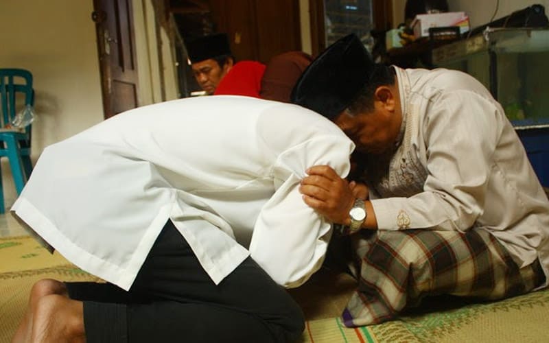3 Nilai Birrul Walidain (Berbakti pada Orangtua) 4 Adab Seorang Anak pada Orangtua Birrul Walidain